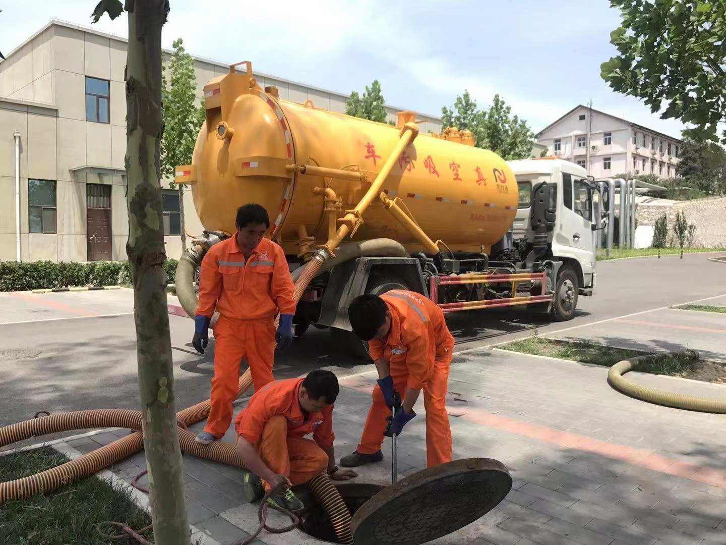 明光管道疏通车停在窨井附近