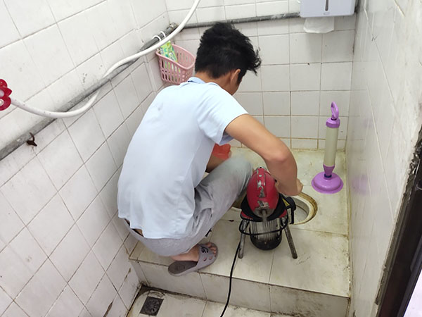明光管道堵塞冒臭气 专业师傅现场解决问题